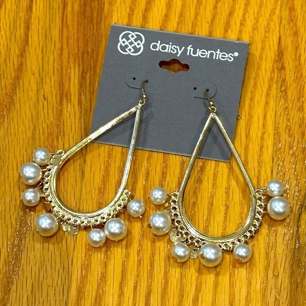 Daisy Fuentes large chandelier pearl earrings gold